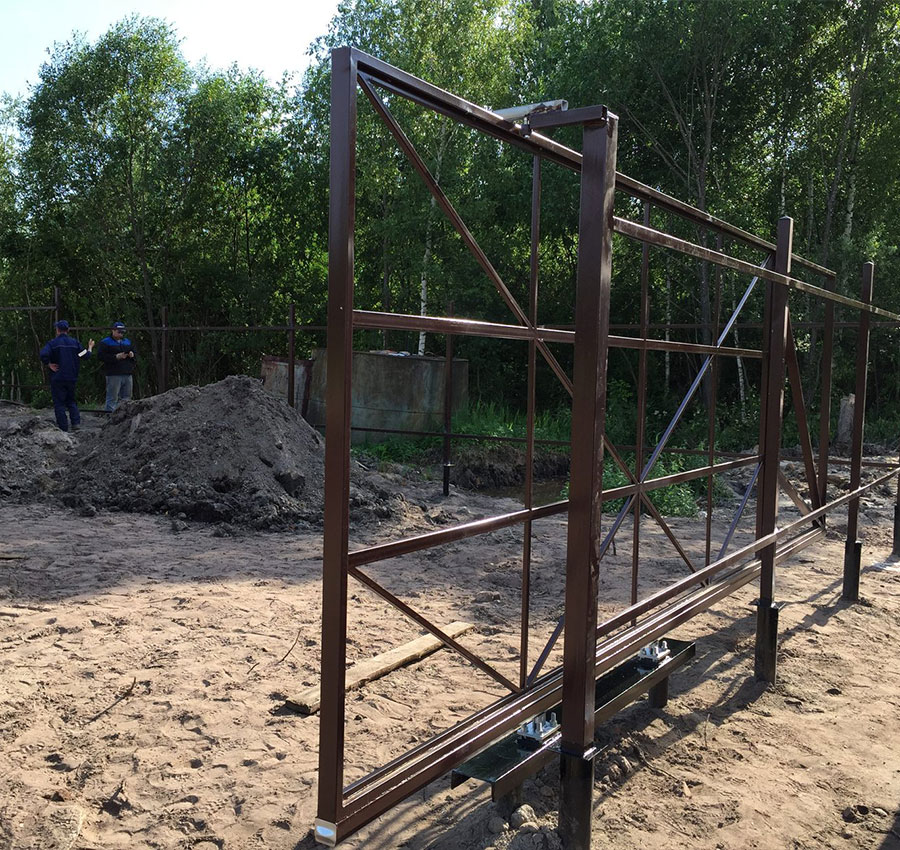 Варианты ворот на винтовых сваях в Сахалинской области